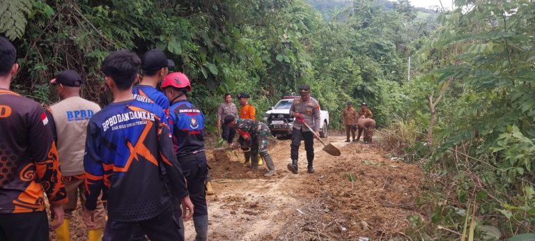 Sinergi TNI-Polri dan Masyarakat Bersihkan Longsor di Desa Patikalain untuk Akses Warga