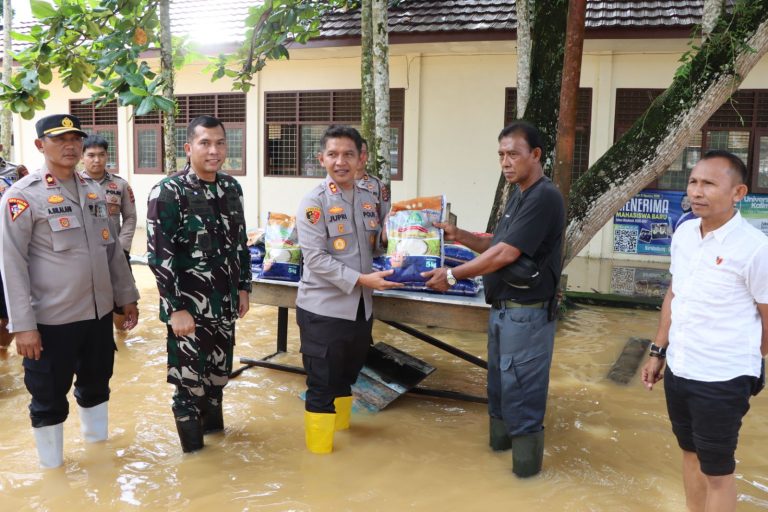 Kapolres HST dan Dandim 1002/HST Salurkan 1 Ton Beras untuk Korban Banjir Barabai